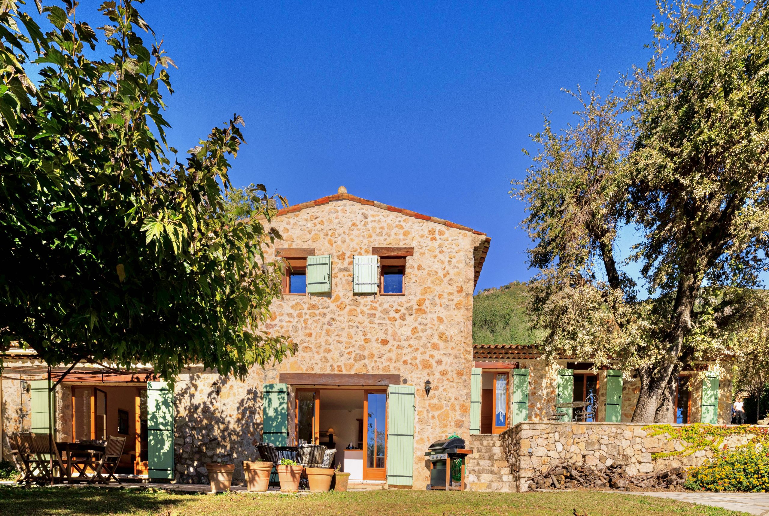 Maison en pierres, ciel azur